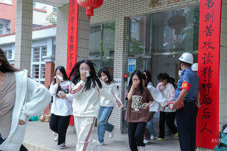 消防演练：在“烟火”中寻找安全“密码”